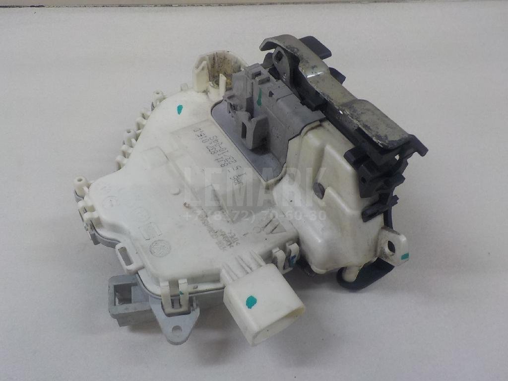 Замок двери передней левой