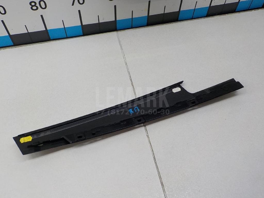 Накладка двери передней правой