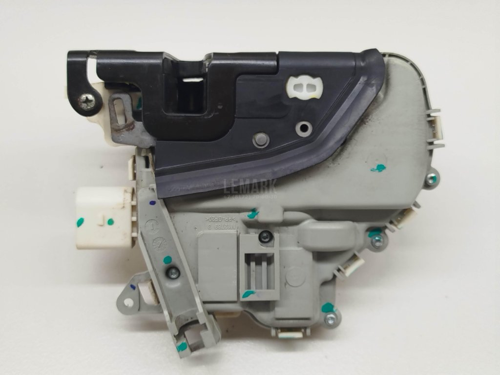 Замок двери передней левой