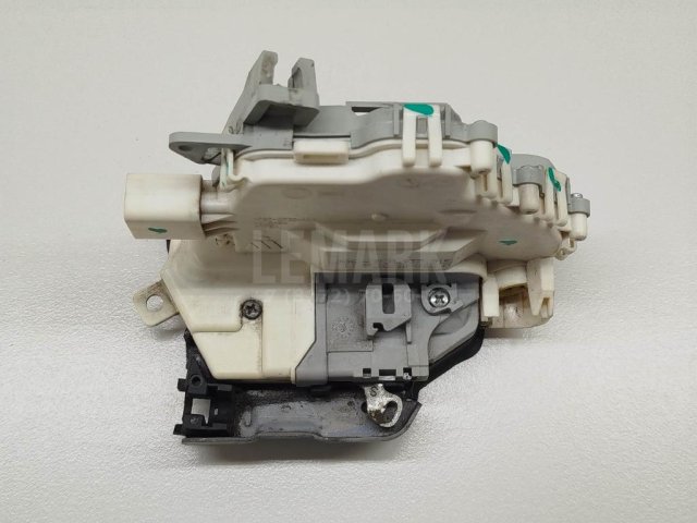 Замок двери передней левой