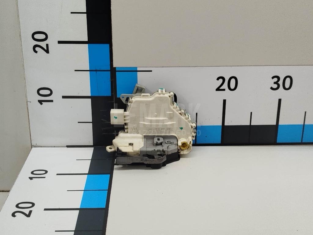 Замок двери передней левой