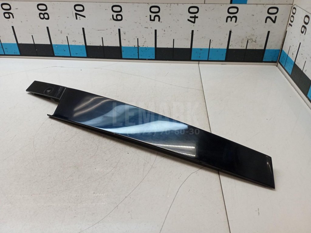 Накладка двери передней левой