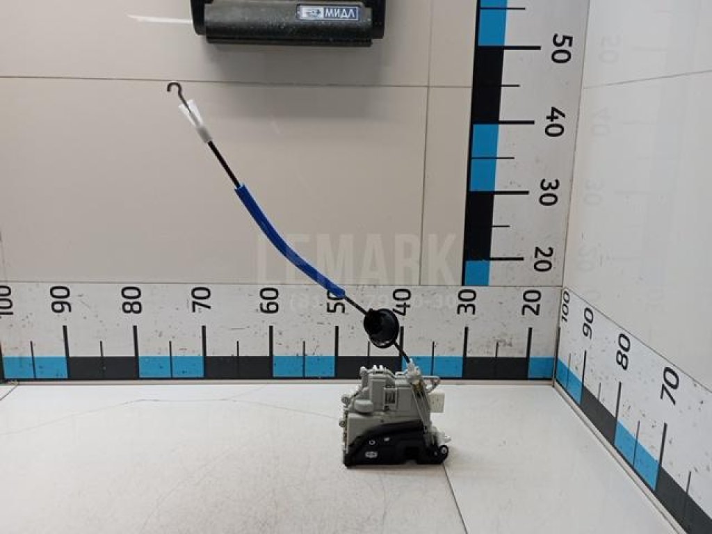 Замок двери передней левой