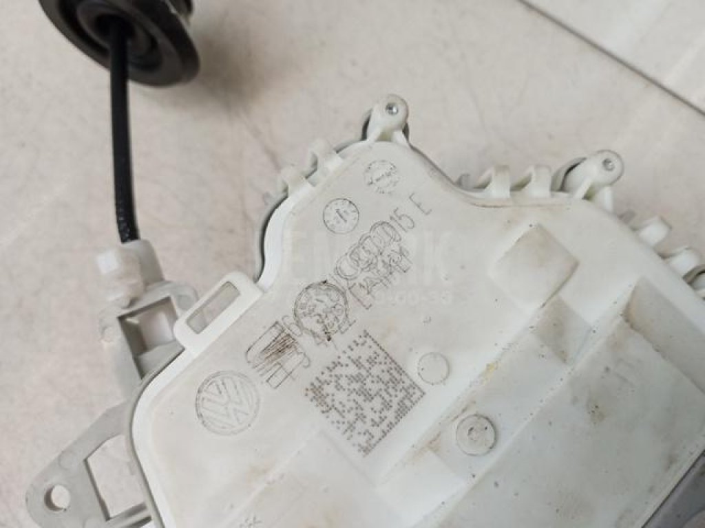 Замок двери передней левой