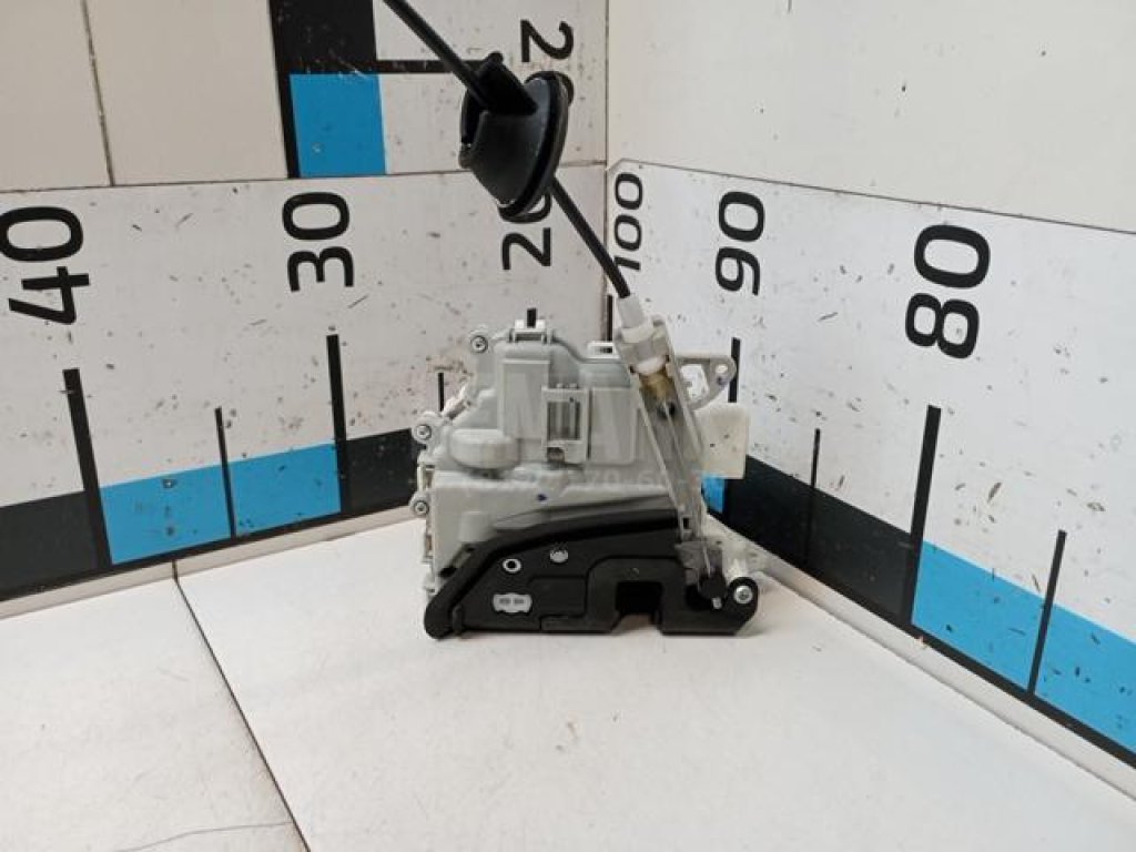 Замок двери передней левой