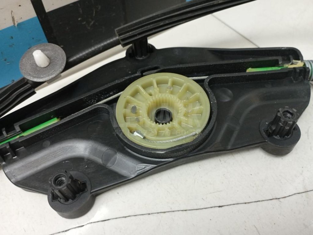 Стеклоподъемник электр. передний левый