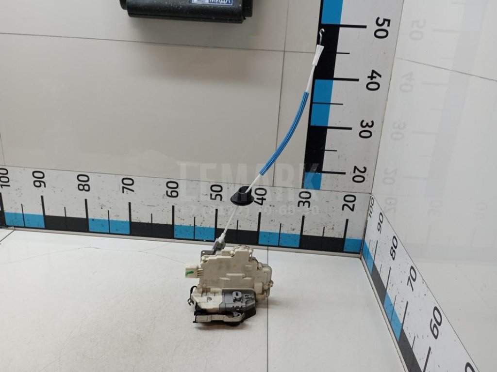 Замок двери передней левой