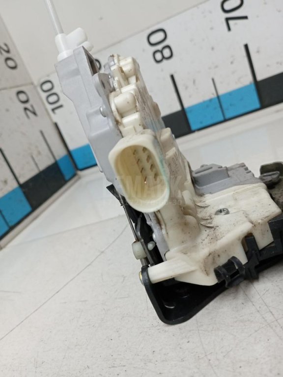 Замок двери передней левой