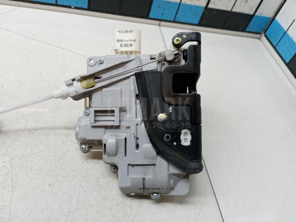 Замок двери передней левой