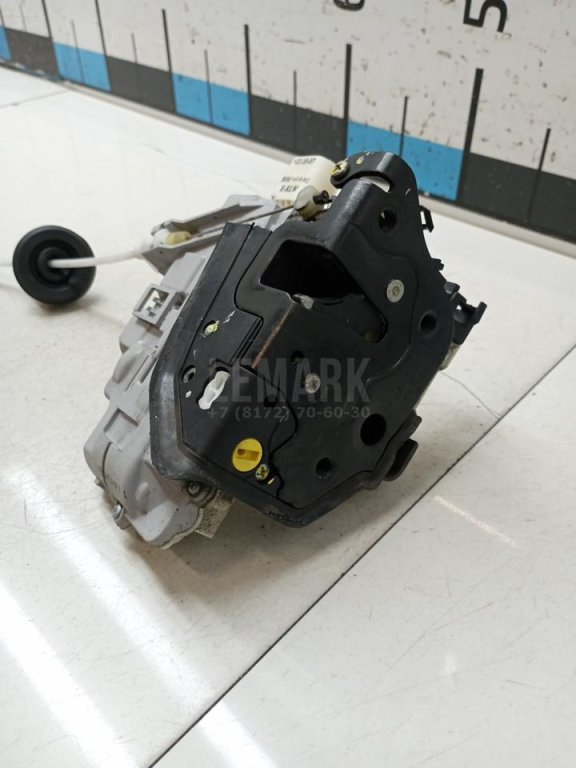 Замок двери передней левой