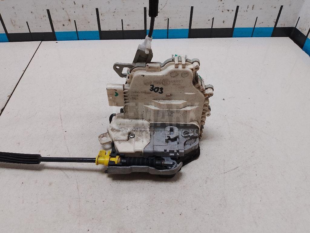 Замок двери задней левой