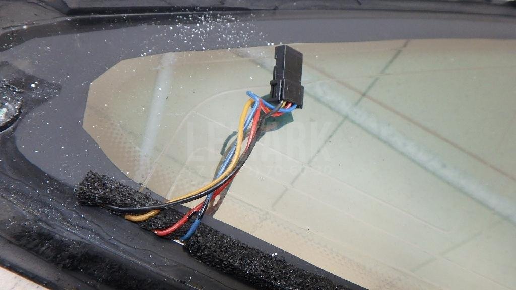 Стекло кузовное глухое левое