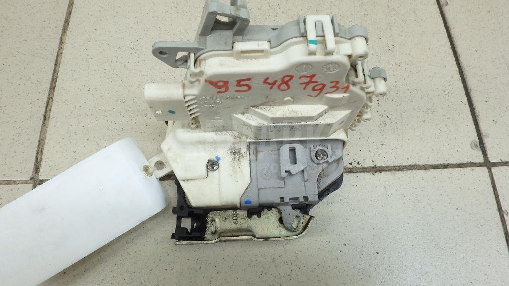 Замок двери задней левой