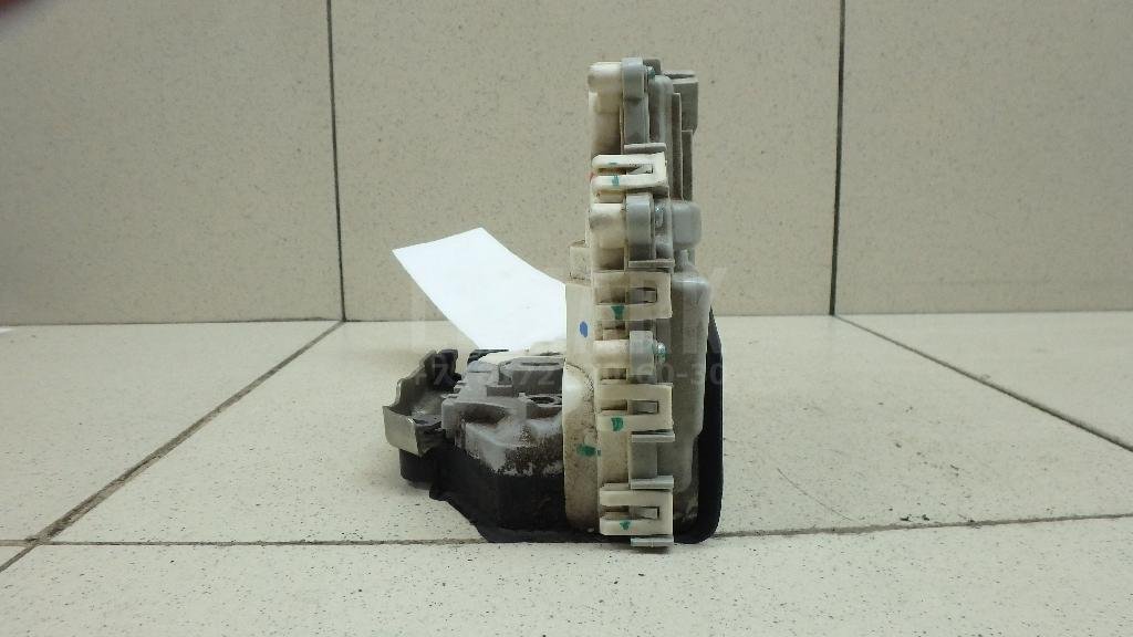 Замок двери задней левой