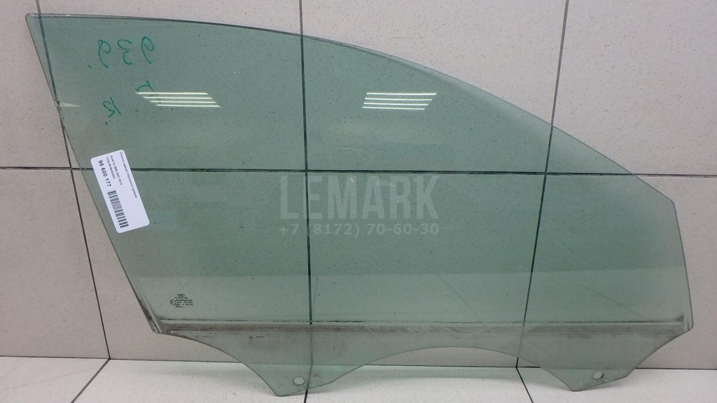 Стекло двери передней правой