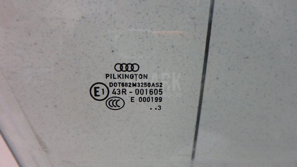 Стекло двери передней правой