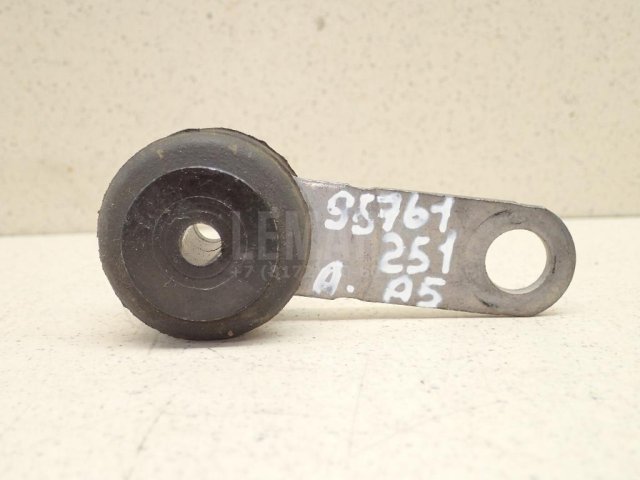 Кронштейн глушителя