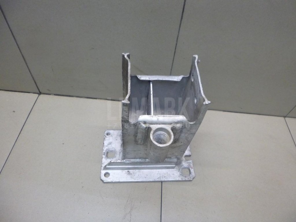 Кронштейн усилителя переднего бампера правый