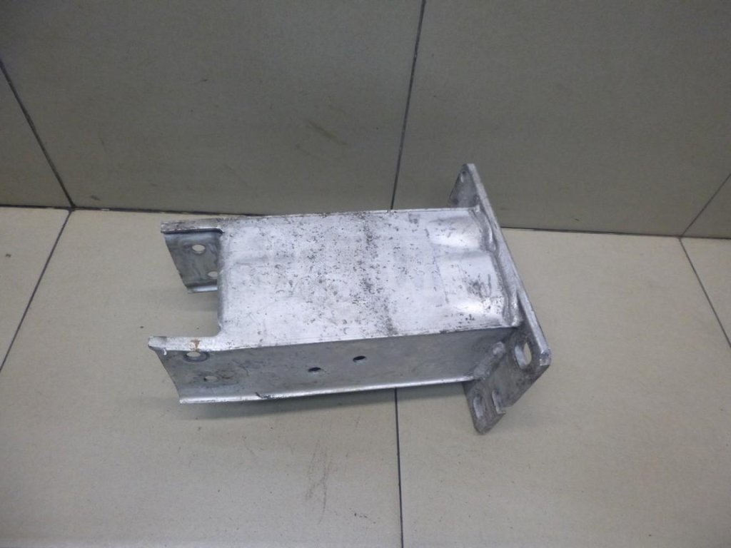 Кронштейн усилителя переднего бампера правый