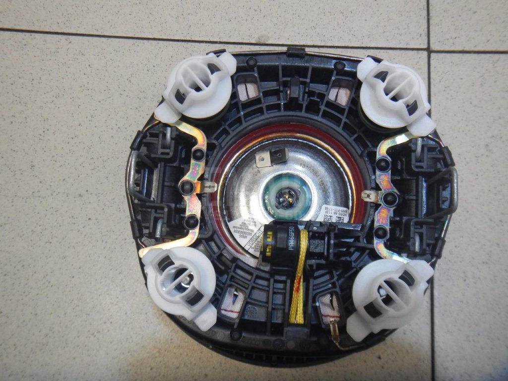 Подушка безопасности в рулевое колесо