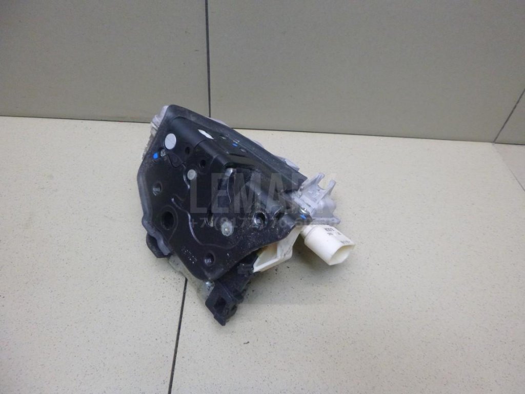 Замок двери передней левой