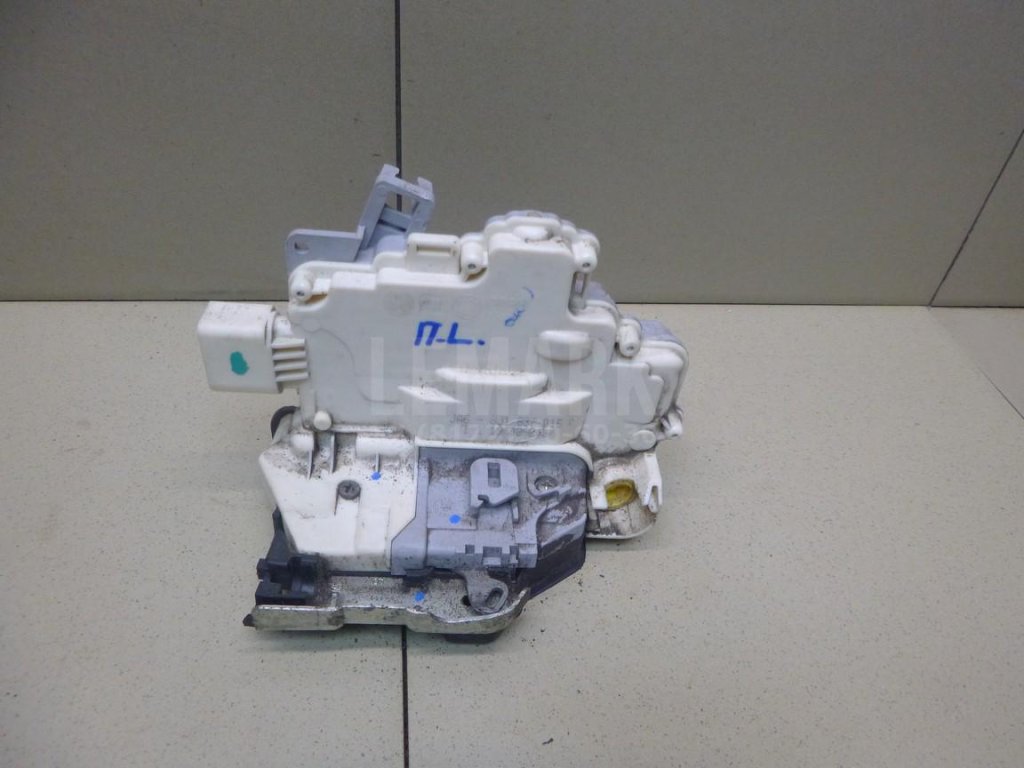 Замок двери передней левой