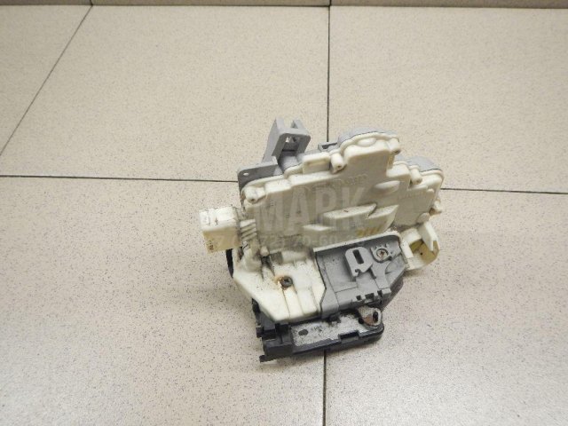 Замок двери передней левой