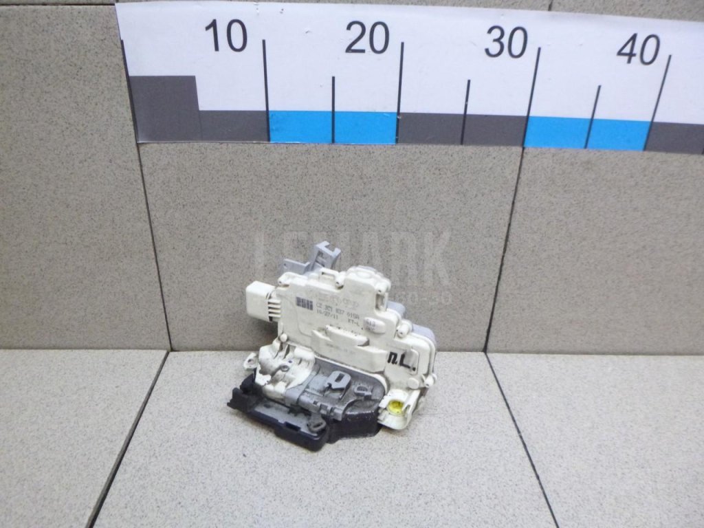 Замок двери передней левой