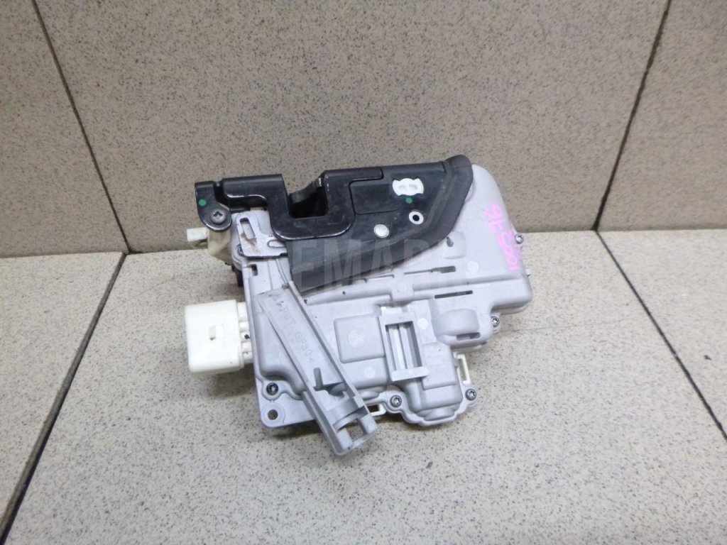 Замок двери передней левой