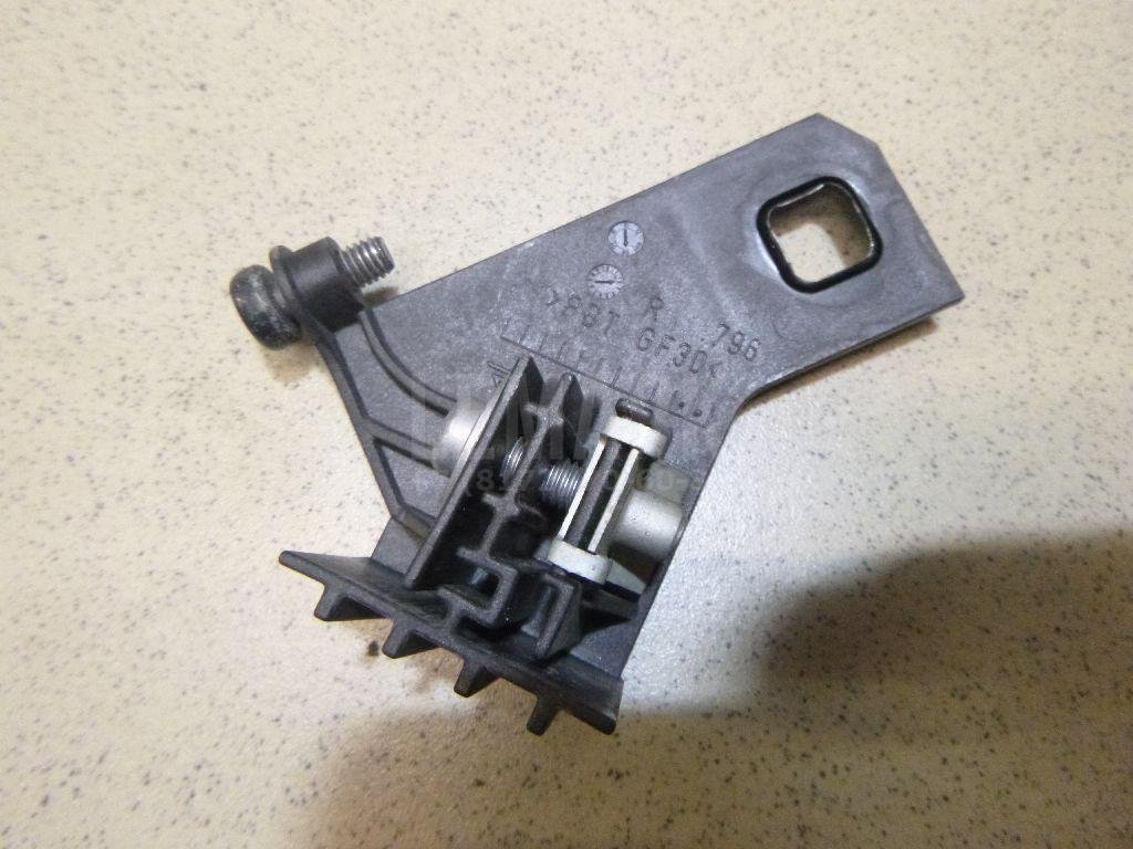 Кронштейн фар правый