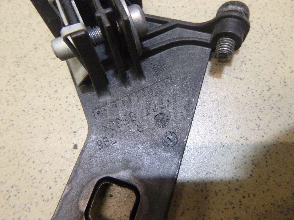 Кронштейн фар правый