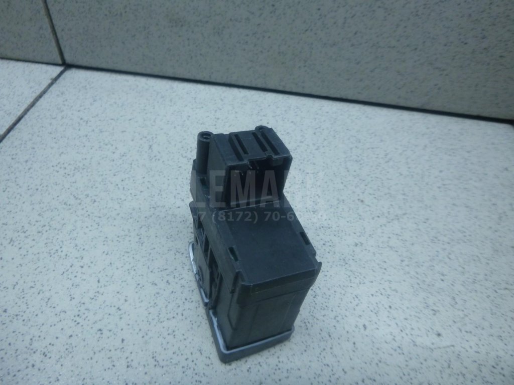 Кнопка фиксатора стояночного тормоза