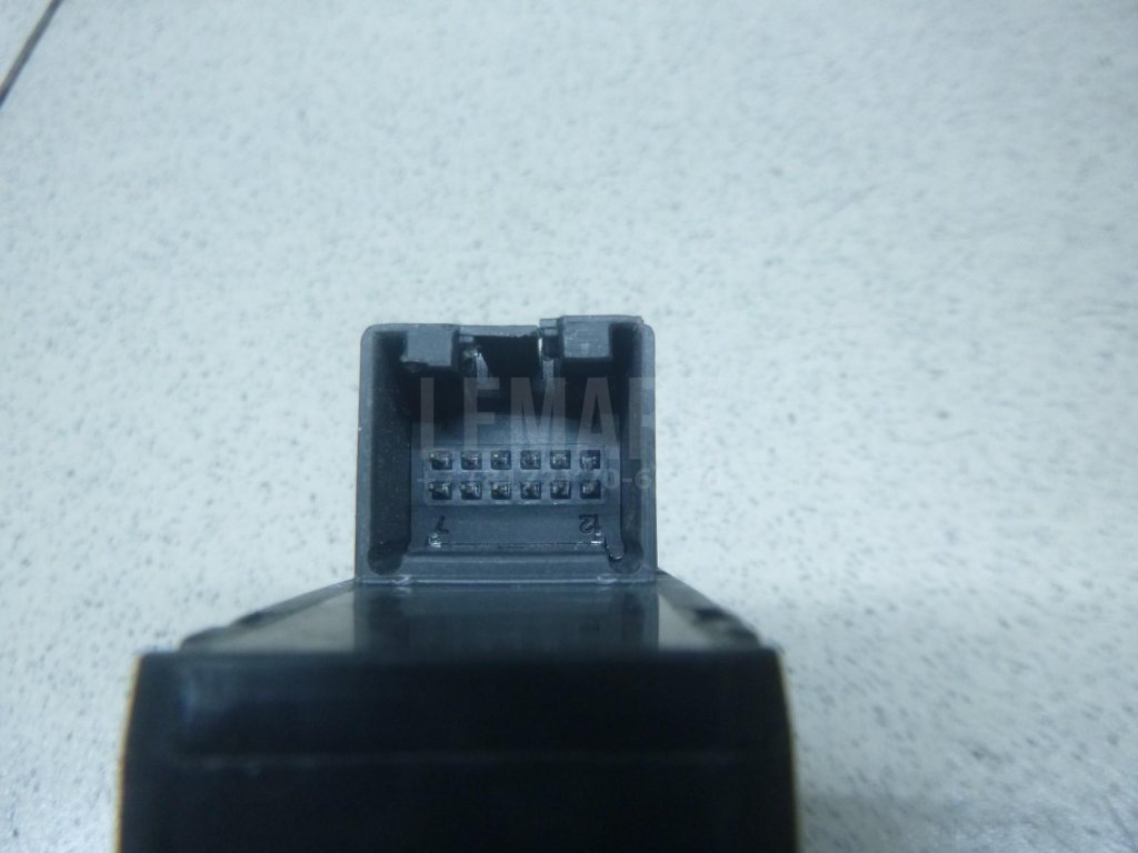 Кнопка фиксатора стояночного тормоза