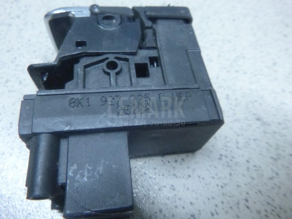 Кнопка фиксатора стояночного тормоза