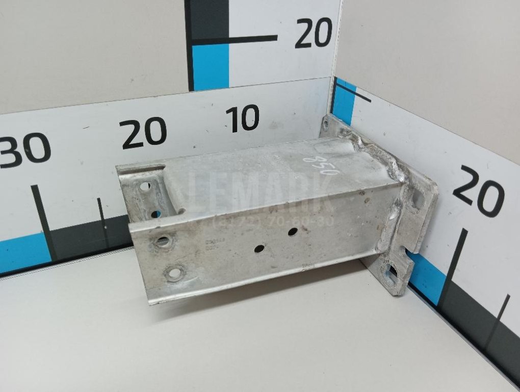 Кронштейн усилителя переднего бампера правый