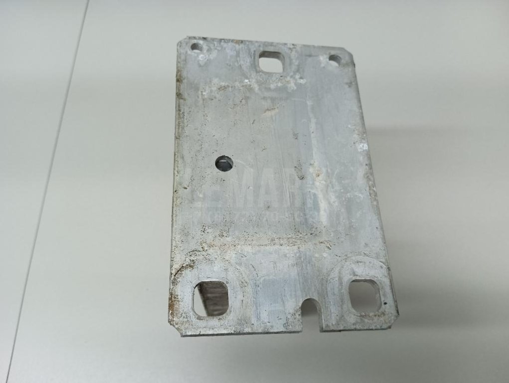 Кронштейн усилителя переднего бампера правый