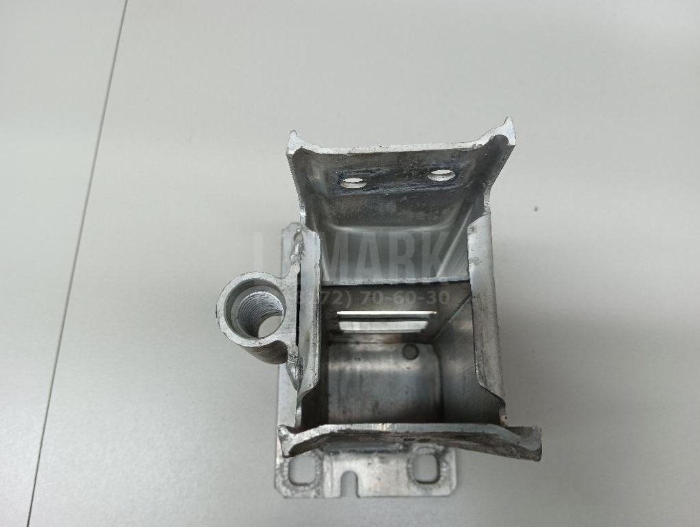 Кронштейн усилителя переднего бампера правый