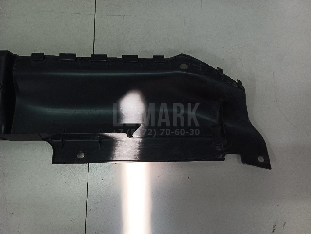 Кожух замка капота