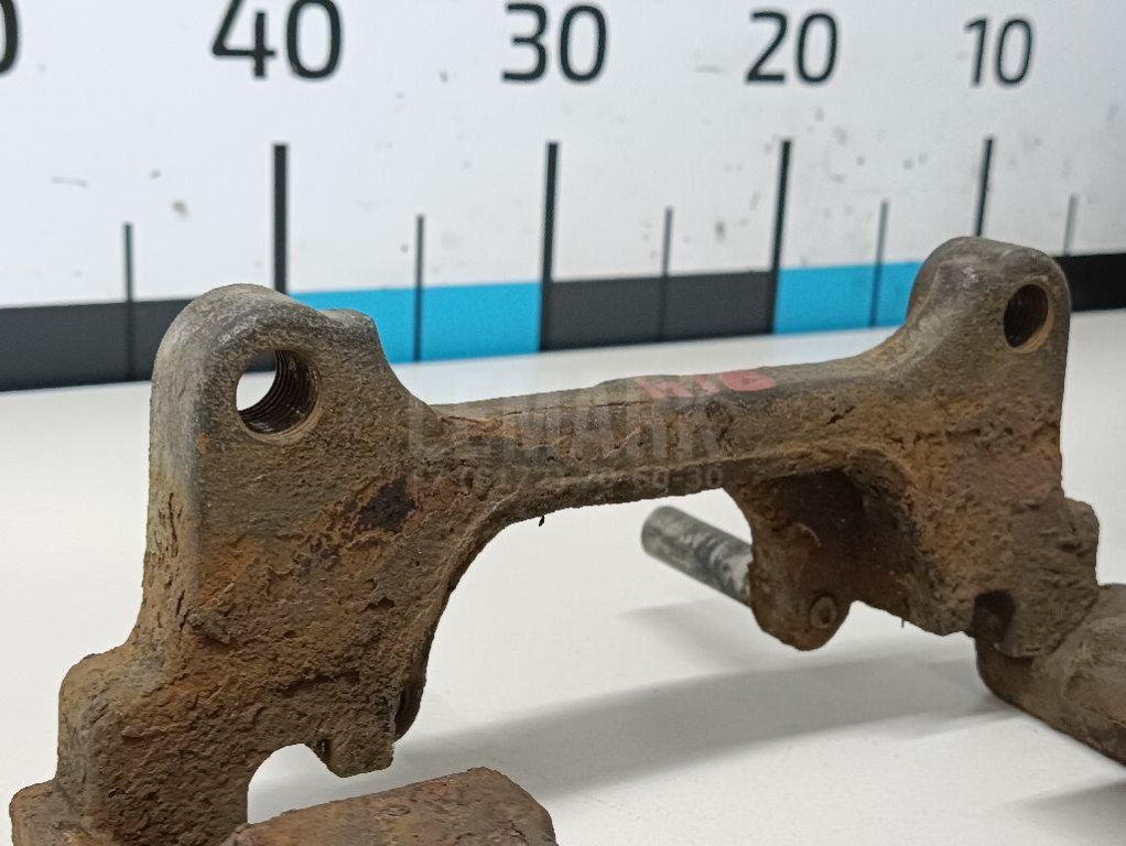 Скоба суппорта переднего