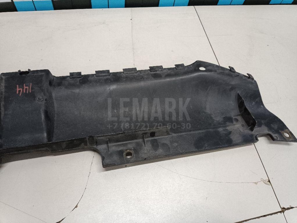 Кожух замка капота