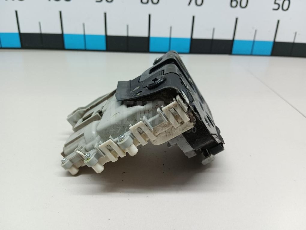 Замок двери задней левой