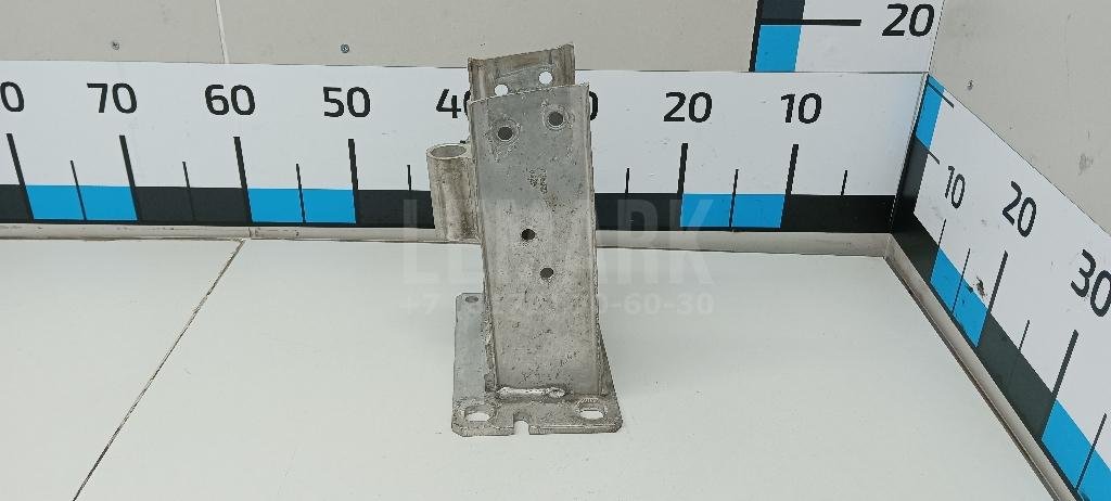 Кронштейн усилителя переднего бампера правый