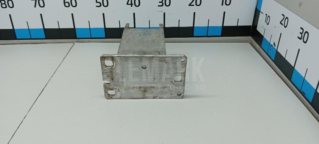 Кронштейн усилителя переднего бампера правый