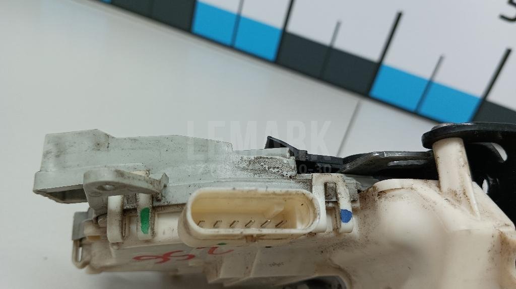 Замок двери задней правой