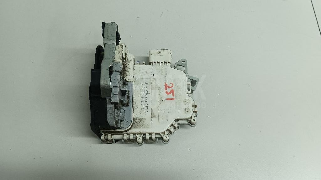 Замок двери задней левой