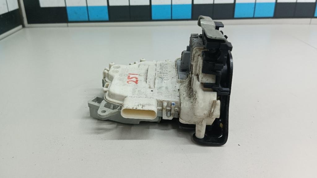 Замок двери задней левой