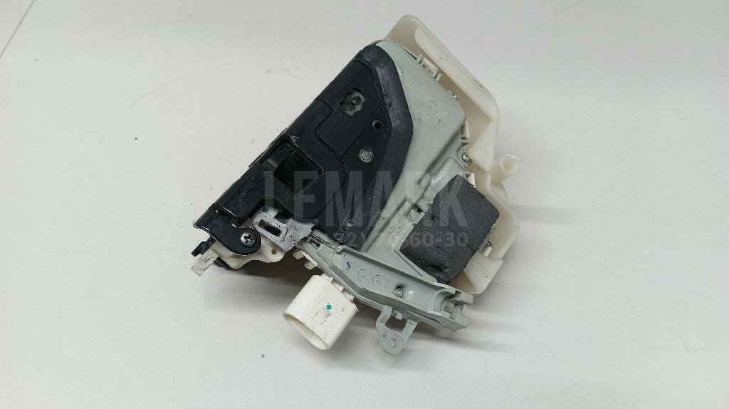 Замок двери передней левой