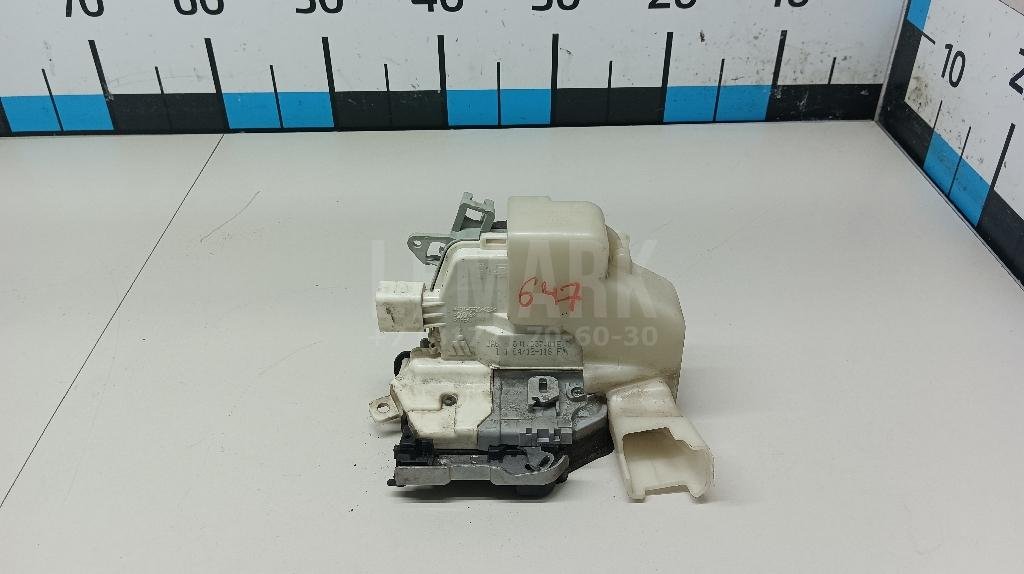 Замок двери передней левой