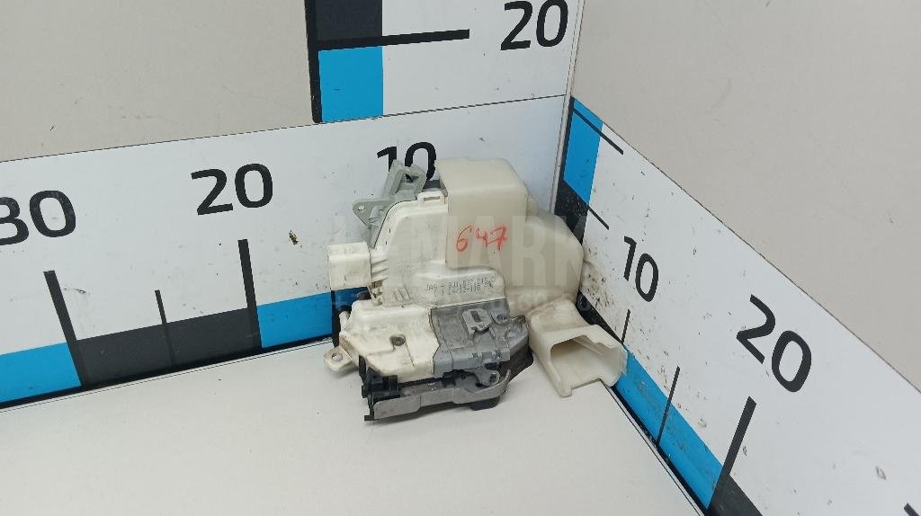 Замок двери передней левой