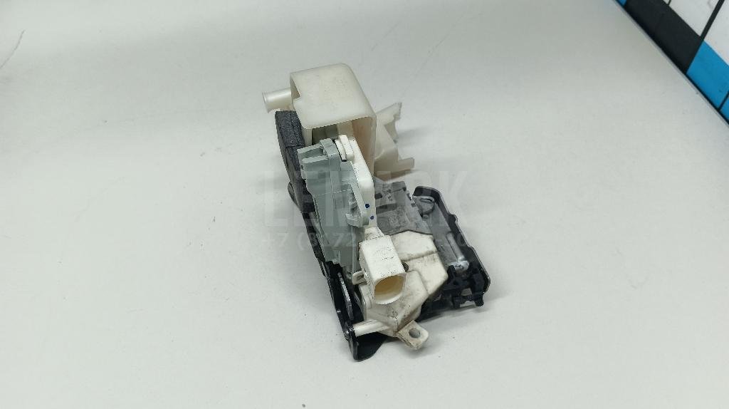 Замок двери передней левой